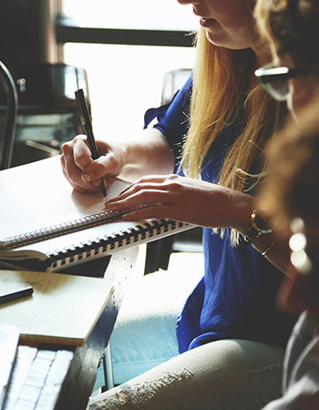 Teamarbeit in Besprechung Teamarbeit in Besprechung